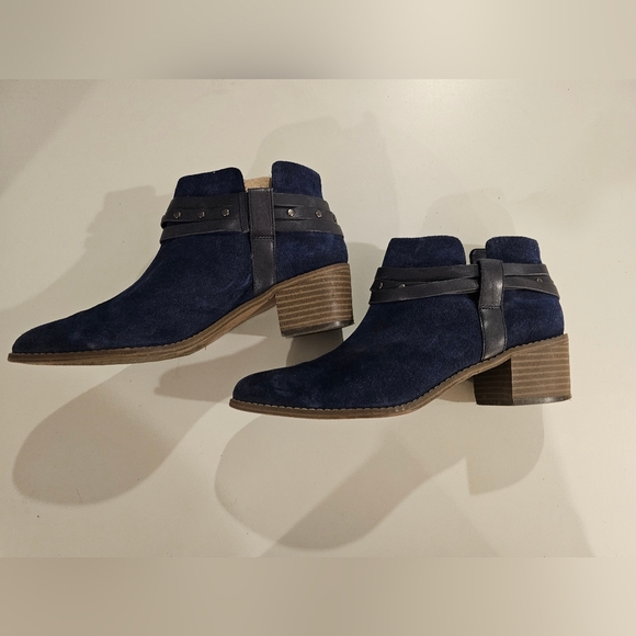 Clarks Womans Size 9 Blue Suede Booties - Picture 2 of 9